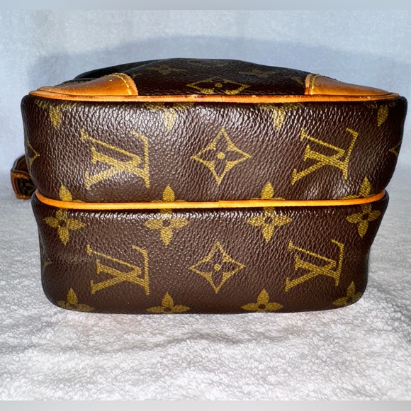 LOUIS VUITTON Amazone Monogram Crossbody Shoulder Bag - Picture 5 of 15